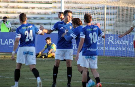 David Montero, Pedro Carrión, Nano Cavilla y Miguel Alconchel celebran el 3-0 de Pablo Jiménez ante la desesperación del excelente meta Emilio Moreno. 