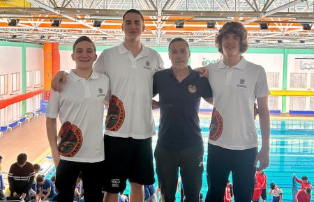 Yerai Amado, David Rodríguez y Guillermo Espinosa, junto al entrenador Pachi Arce. 