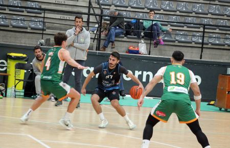 José Manuel Suárez anotó cinco triples en los dos últimos minutos, pero no pudo impedir la derrota del Cimbis. 