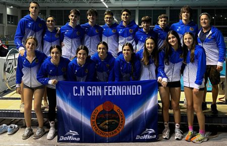 El grupo completo de nadadores que participó en el Campeonato de Andalucía. 