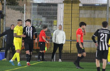Jesús Cortés, tras su dimisión el lunes, dirigió ayer al San Fernando Atlético por última vez. 