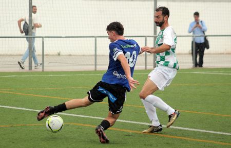 Miguel Alconchel, en la imagen en el partido de la primera vuelta con el Federico Mayo en La Barca de la Florida, es una de las bajas en el CDSF 1940.