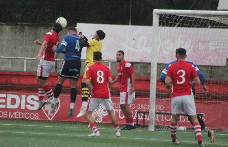 El central del CDSF 1940, Kiko Ramos se anticipa a Hugo Paullata y el meta Mateo para marcar el 0-2. 