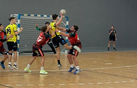 El BM San Fernando se destaca como líder tras su triunfo en Lora del Río. 