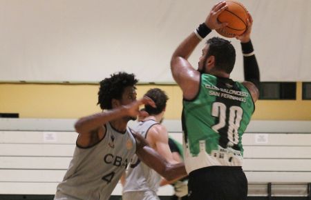 Pepe Ruiz, en la imagen en el partido de la primera vuelta con el CBA Spain, cuajó un partidazo en Badajoz y acabó con 16 puntos y 10 rebotes. 