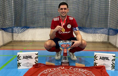 Juan Muñoz, capitán del SPV Complutense, posa con la copa de campeón, la medalla y los dos premios al MVP y máximo goleador. 