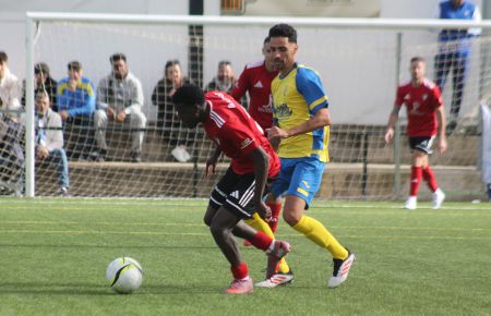 El extremo azulino Jesús Alfred se lleva el balón ante el isleño del Rivera, Fali Reyes, en el partido jugado el 6 de diciembre en Paterna. 