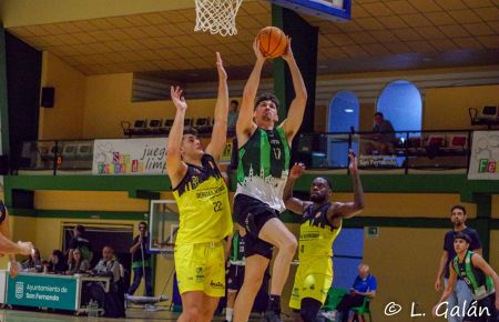 El conileño Dani Escamilla fue el mejor del CB San Fernando en Peñarroya, donde acabó con 19 puntos y 8 rebotes. 