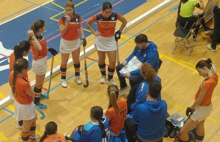 Adrián Fernández imparte instrucciones a sus jugadoras en Málaga. 