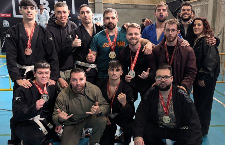 El nutrido grupo de luchadores isleños que se desplazó al Viso del Alcor.