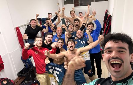 El BM San Fernando celebra el gran triunfo en la cancha de su rival más directo. 