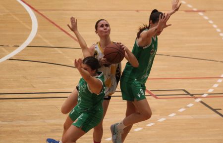 La base Laura Molina, con 6 triples, lideró a la SD Candray en el sufrido triunfo ante el San Felipe Neri de Cádiz. 