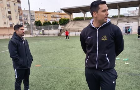 Adri Blanco, ayudante de José Carlos, volvió a vestirse de corto en San Martín del Tesorillo debido a la plaga de bajas en el GE Bazán. 