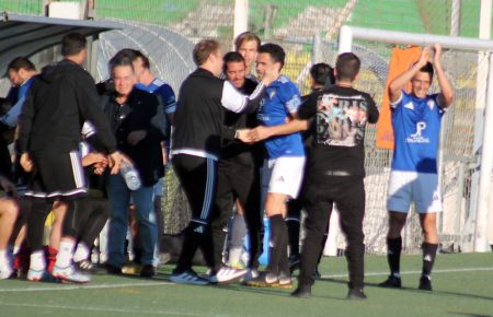 La carantoña de Jaime Bugatto a Pedro Carrión tras marcar su gol 100 el pasado domingo en El Puerto. 