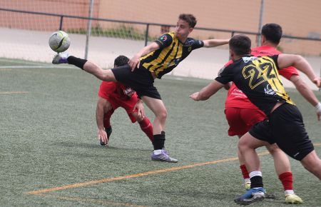 Acrobático control de tacón de Manu Da Silva, del GE Bazán. 