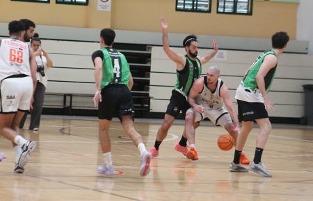 Josu Remesal, que estuvo estratosférico en ataque (30 puntos y 38 de valoración) se aplica en la defensa del rocoso Adrián Méndez. 