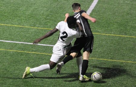 El lateral del Esperanza, Cekou Traoré se anticipa a Jota durante el partido de este jueves. 