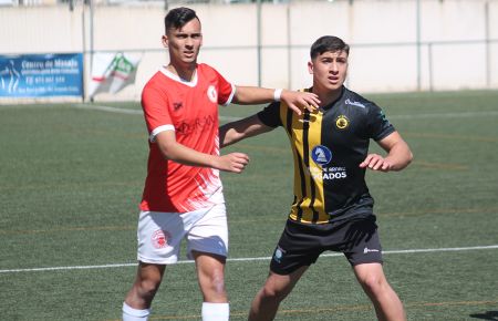 El lateral juvenil del GE Bazán, Dani León y un jugador del San Roque esperan el balón antes de efectuarse un saque de banda. 