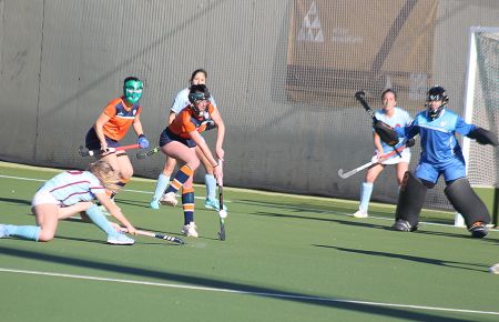 El CH San Fernando defiende un penalti córner del Xaloc. 