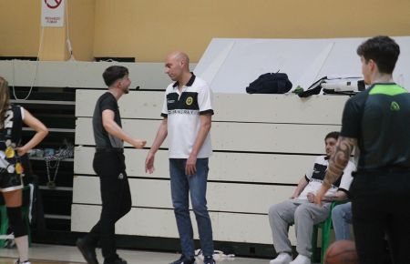 Cristóbal García dirige a las cadetes de la SD Candray.