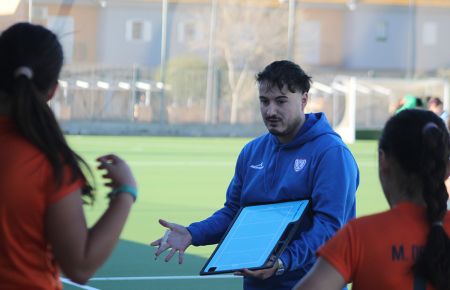 El entrenador del CH San Fernando, Adrián Fernández se dirige a sus jugadoras en el partido con el Xaloc de Valencia. 