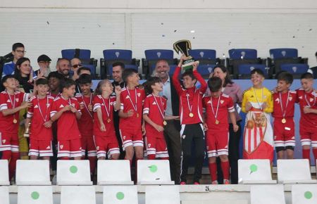 El Sevilla FC alevín recibió la copa de campeón de manos de Monchi y en presencia de la alcaldesa. 
