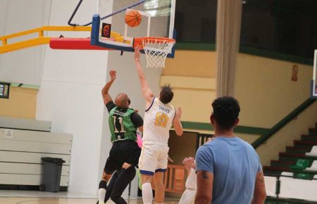 Manuel Ezomo, del CB San Fernando, culimina una entrada en el partido de este domingo ante el Coria. 