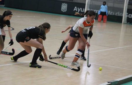 Noa Alonso, del CH San Fernando, controla la bola durante el partido de la primera fase ante el Alcalá la Real. 