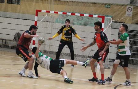 Un jugador del Antequera intenta lanzar a la portería isleña. 