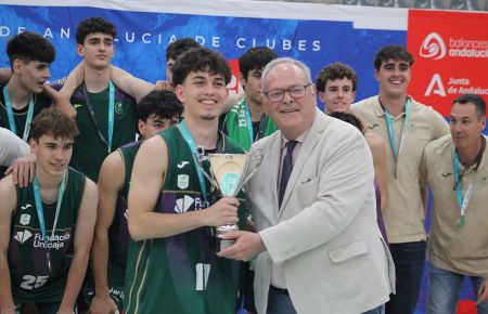 Antonio Rojas entregó la copa de campeón al capitán del Unicaja. 