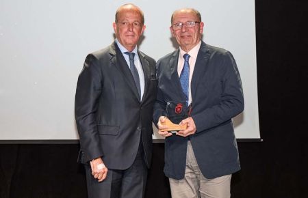 El presidente del CH San Fernando, Jesús Hidalgo, recibió el galardón de manos del presidente de la Federación Española, Santiago Deó, en la gala celebrada en Barcelona. 