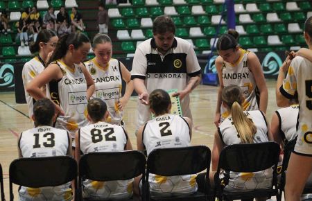 El entrenador de la SD Candray, Pedro Martínez, da instrucciones a sus jugadoras durante un tiempo muerto. 