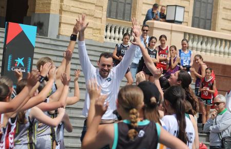 Carlos Jiménez, jaleado por jugadoras de varios equipos participantes en el Circuito 3x3 Caixabank 