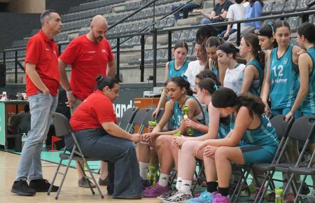 La entrenadora del CB Almería da instrucciones a sus jugadoras. 