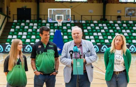 Silvia Gorrado, Javier Navarrete, Antonio Rojas y María Gómez presentaron el evento. 