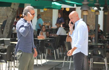 Monchi, en la imagen con René Ramos en la plaza del Rey de San Fernando, tiene una importante oferta del Español. 