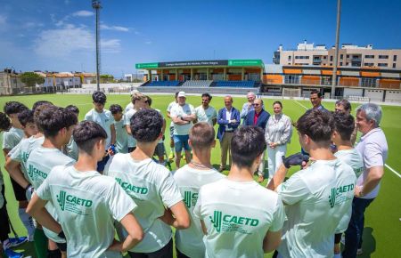 Las máximas autoridades del hockey nacional y europeo visitaron el campo Pablo Negre. 