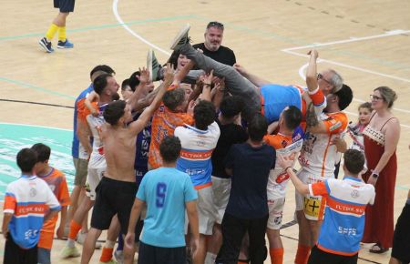 El presidente del Isleño FS, Miguel Ángel Reyes, fue manteado por sus jugadores y los de la cantera como reconocimiento a su espléndido trabajo. 