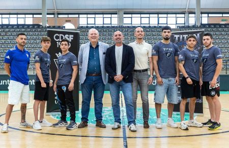 Joaquin Romero, cinco de sus peleadores, Antonio Rojas, Monchi y Juan García, de JJP Hospitalaria, asistieron a la presentación del evento.