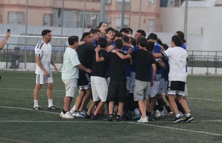 El cadete B del CD San Fernando 1940 celebra el ascenso. 