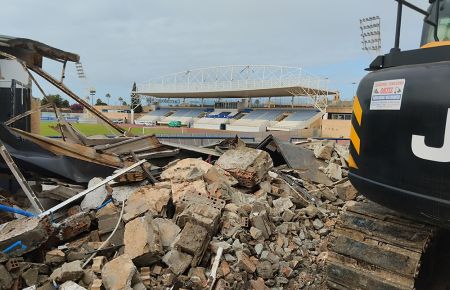 La demolición del Fondo Norte del estadio comenzó este lunes. 