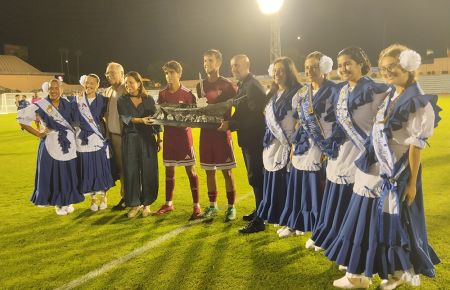 Patricia Cavada y Monchi, en presencia de Rojas y las salineras, ayudan a los capitanes del Sevilla C a portar el monumental candray destinado al vencedor del trofeo de La Sal. 