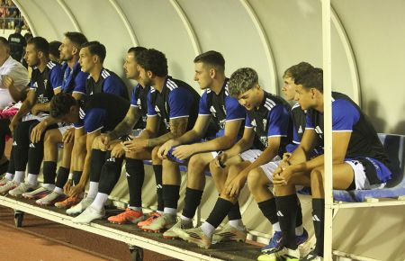 Los juveniles Luca Urri, Unai Vega, Yago Sánchez y Pablo del Castillo, en el banquillo al inicio del segundo tiempo contra el Sevilla C.