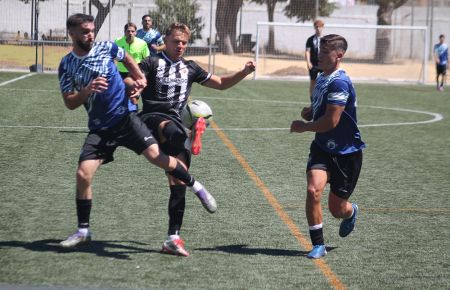 Roberto Viciana y Dani León pelean por Hugo Capote, del San Fernando Atlético, en el Memorial Paco Armario. 