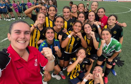 Marta Fernández y sus jugadoras del GE Bazán cadete. 