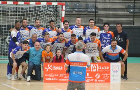 El presidente del Isleño FS, Miguel Ángel Reyes fotografía a su equipo el día del ascenso ante el Baguetina.
