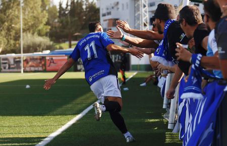 Dani Herrera celebra uno de sus goles con los aficionados. 