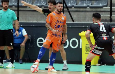 Bryan Belgrano, que marcó el 1-0, le dio al Isleño FS su única ventaja. 
