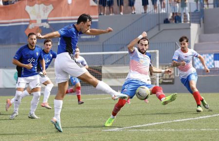 Adrián Trabazo tuvo esta gran oportunidad al inicio. 