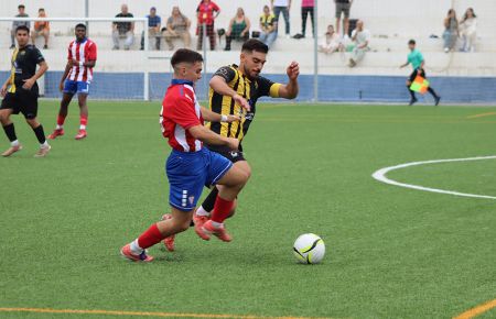 Alex Guerrero pugna con un jugador del Algeciras B. 